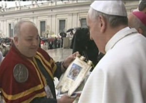 Il Papa benedice la bandiera del Beccaio