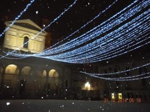 Nola, la neve a piazza Duomo