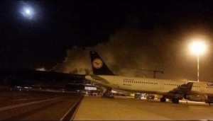 Il fumo dell'incendio dal terminal 3 dell'aeroporto di Fiumicino. Roma, 7 maggio 2015