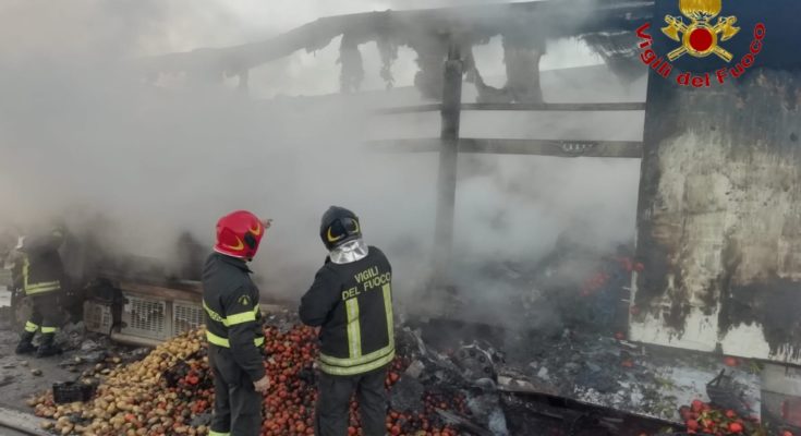 Prende Fuoco Camion Di Ortofrutta: Paura Sull'autostrada A16 ...