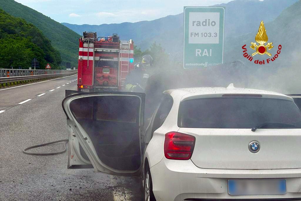 Autovettura In Fiamme Sull'autostrada A16, Paura Per Due Persone